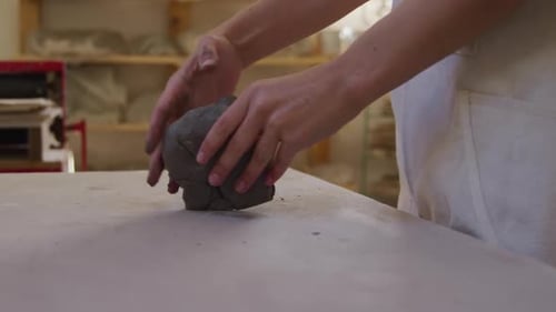 Jeune potière travaillant dans son atelier