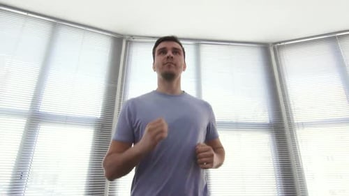 ÇPortrait Man Over 30 auf einem laufenden Simulatorgym Slow Mo