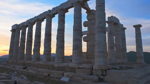 Ruines du temple de Poséidon sur le cap Sounio au coucher du soleil, Grèce