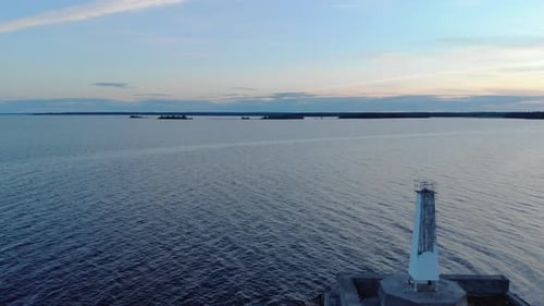 Old Ship Lighthouse auf dem Wellenbrecher in Phantom Blue Water vor dem Hintergrund eines Dramatisch Abends