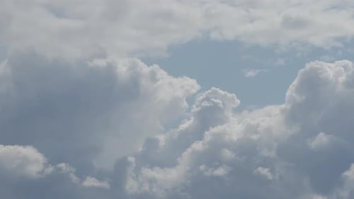 Wolken bewegen sich gegen den blauen Himmel