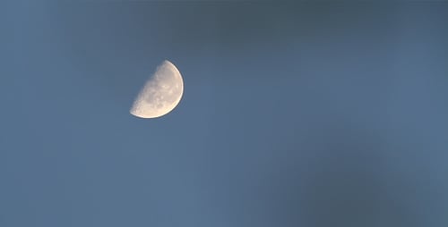 Media luna en el cielo azul 2