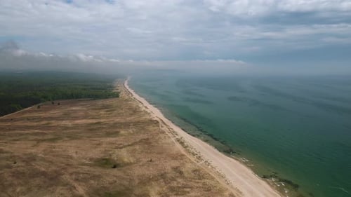 Plage sauvage déserte avec des dunes de sable