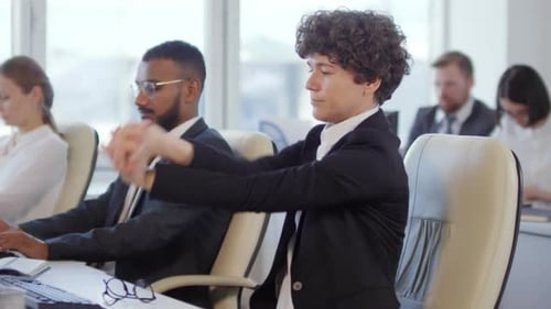 Trabalhadora fazendo exercícios no escritório