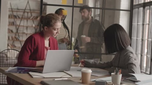 Menschen, die im geschäftigen Büro arbeiten