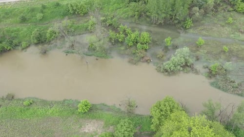 Flussstrom von oben nach schwerer Überschwemmung 4K-Luftbild