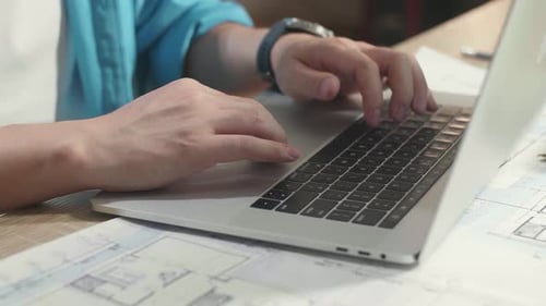Nahaufnahme von Hand's Man Engineer, der im Büro auf einem Laptop tippt