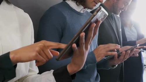Gruppe von Führungskräften nutzt digitales Tablet 4k
