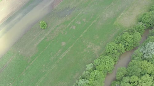 Überschwemmungen aus nahegelegenem Flusswasser 4K-Luftbild