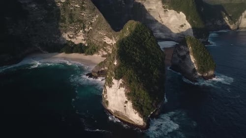 Luftaufnahme des Kelingking Beach auf der Insel Nusa Penida