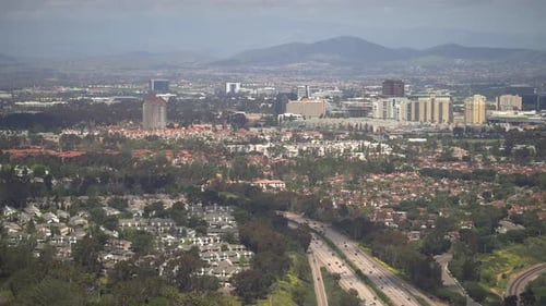 Gebäude und eine Autobahn