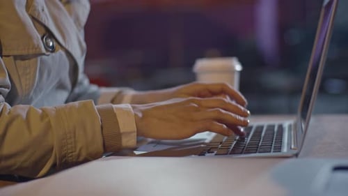Geschäftsfrau arbeitet am Laptop