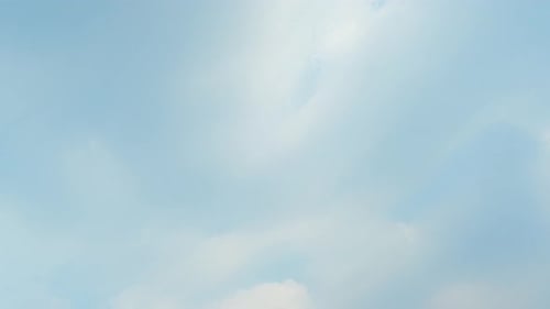 4K Zeitraffer von wunderschönem blauem Himmel mit Wolkenhintergrund, Blauer Himmel mit Wolken und Sonne.