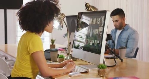 Deux collègues travaillant dans un bureau de création