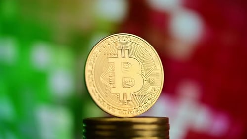Bitcoin mit futuristischem Hintergrund