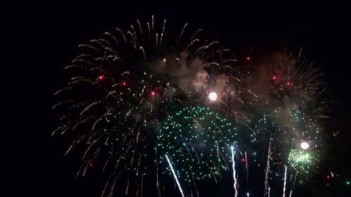 Feux d'artifice colorés la nuit sur fond de ciel