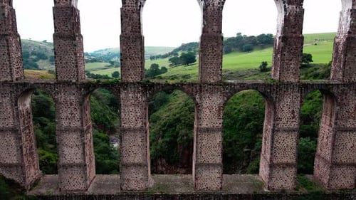 Traversée d'un ancien aqueduc au Mexique