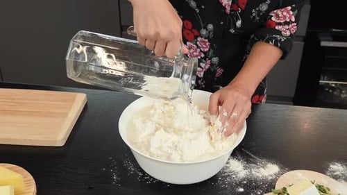 Mehl in Schüssel mit Wasser füllen, Teig für Pizza kochen