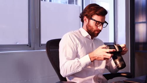 Männlicher Grafikdesigner, der im Büro arbeitet