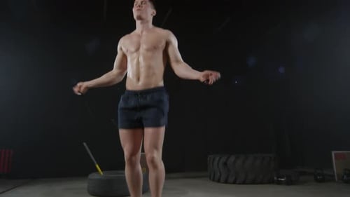 Mann ohne Hemd macht Cardio-Training