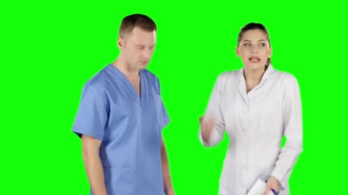Dos jóvenes médicos debatiendo. Pantalla verde