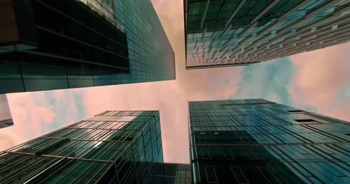 TimeLapse von Gebäuden im Geschäftsviertel mit sich schnell bewegender Wolke Sunny Day