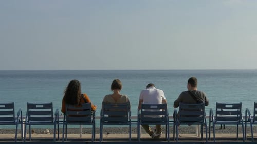 Pessoas relaxando à beira-mar