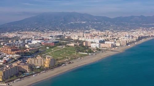 Timelapse de hiperlapso aéreo de Zumbido de Fuengirola en España y la playa desde el mar looki