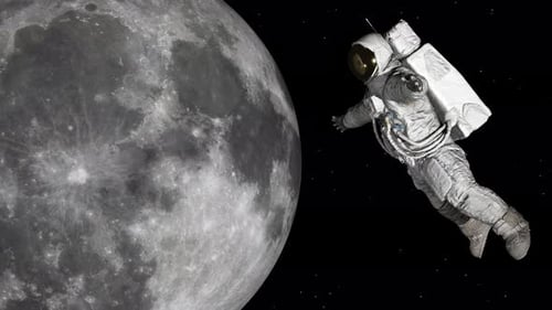 Un astronaute vole dans l'espace autour de la lune