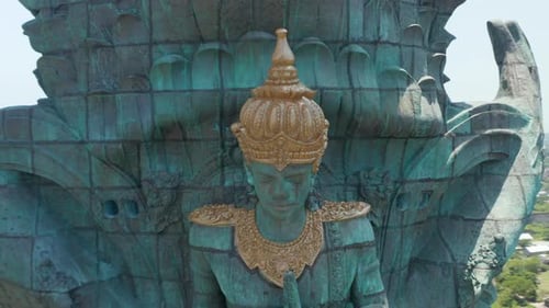 Visage de la divinité hindoue Vishnu sur la statue de Garuda Wisnu Kencana à Bali, en Indonésie