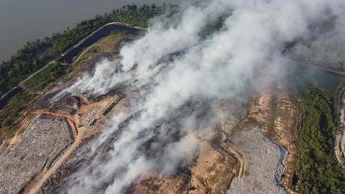 Luftbild auf Mülldeponie brennend