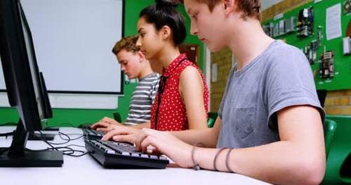 Schüler, die im Klassenzimmer am Computer lernen