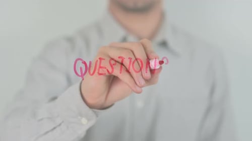 Questions écrites à l'écran avec la main