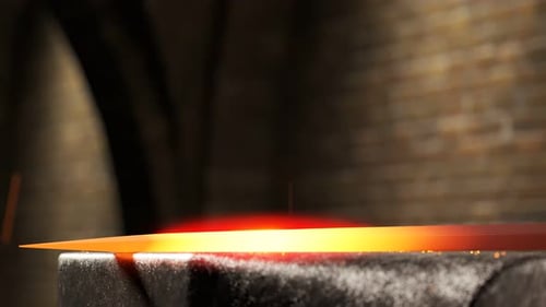 Forge traditionnelle avec enclume. Un maréchal-ferrant avec un marteau frappe une épée rougeoyante.