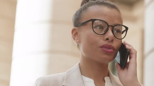 Primer plano de una mujer de negocios haciendo una llamada telefónica