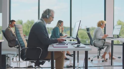 Personen, die mit Kunden telefonieren