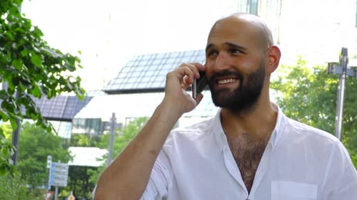 Junger Mann spricht mit Handy