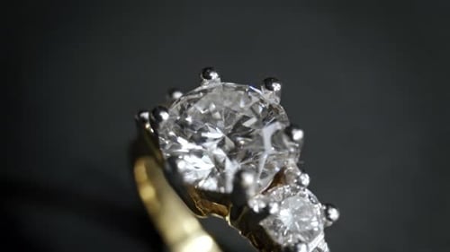 Extrem detaillierte Nahaufnahme des Diamantrings beim Rotieren auf dunklem Hintergrund
