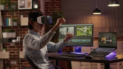 Videógrafo que utiliza software de edición y gafas de realidad virtual para diseñar el montaje
