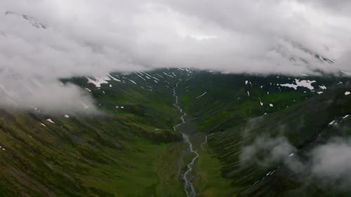 Luftaufnahme der nordischen Landschaft Flyover Green Valley Schöne Formationen und Berge bedeckt mit