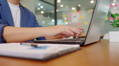 Nahaufnahme der Hände eines Geschäftsmannes, der im Büro mit Laptop arbeitet