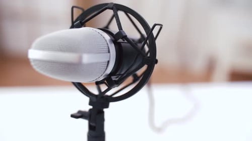 Gros plan du microphone au studio d'enregistrement