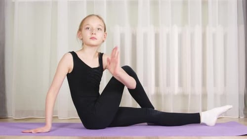 Fille de yoga pratiquant Ardha Matsyendrasana sur la formation à domicile. Asana de yoga Fit Girl Training à l'intérieur