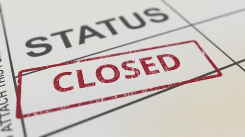 Mettre un tampon en caoutchouc rouge FERMÉ sur le formulaire papier