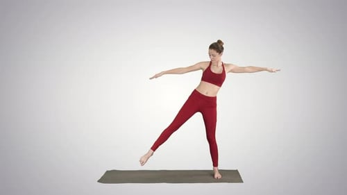 Mulher praticando ioga, em pé em exercício de ângulo lateral estendido, pose de Utthita Parsvakonasana