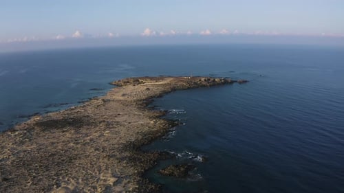 Viaduto sobre a Ilha Rochosa, na Itália. Vista aérea do Seascape por drone. Voando em um drone