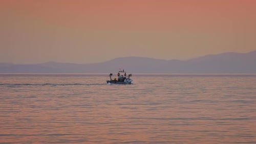 Bateaux de pêche et coucher de soleil (2K)