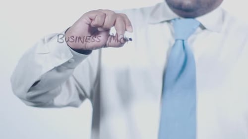 Homme d'affaires asiatique écrit un modèle commercial