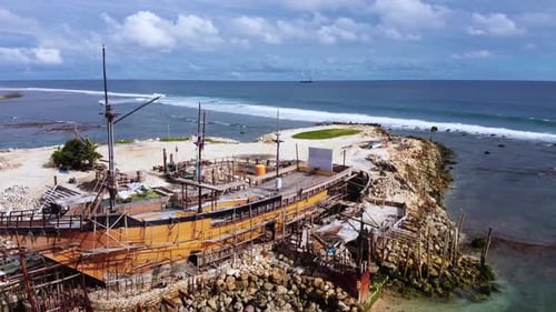 Barco abandonado de Bali de 2.7K en la playa aérea