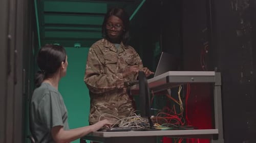 Cybersicherheitsspezialisten, die Computer nutzen